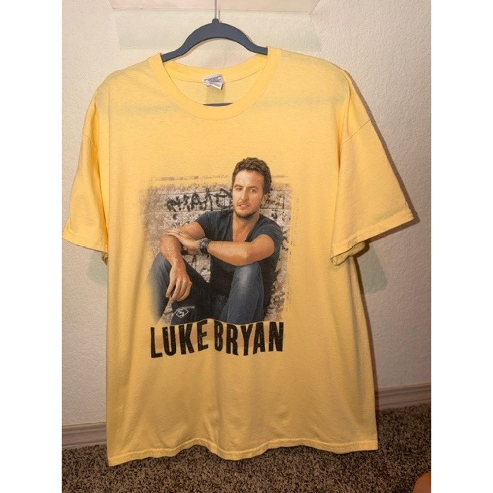 Luke Bryan Crash My Party Tour T-Shirt Mens XL Yellow Country Music Graphic Tee